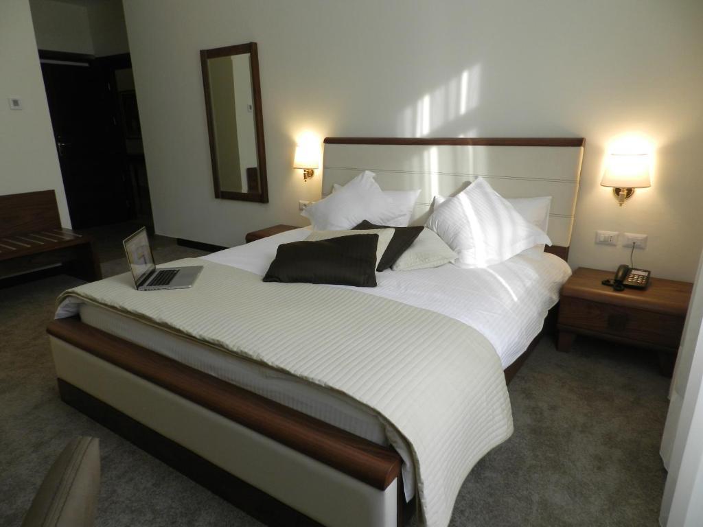 Boutique Hotel Kotoni Тирана Стая снимка