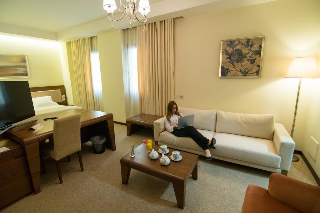 Boutique Hotel Kotoni Тирана Екстериор снимка