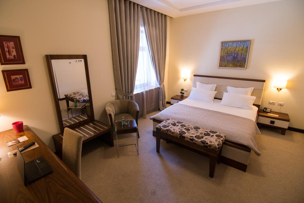 Boutique Hotel Kotoni Тирана Екстериор снимка