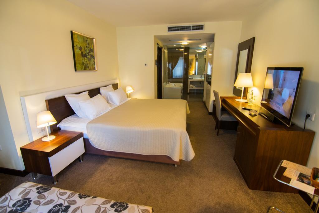 Boutique Hotel Kotoni Тирана Екстериор снимка